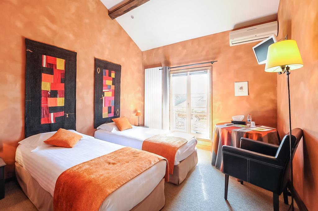 Hotel Logis Les Glycines à Mellé Extérieur photo